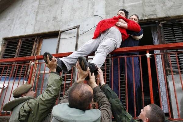 24 στιγμές πανικού και κινδύνου από τις πλημμύρες της Σερβίας