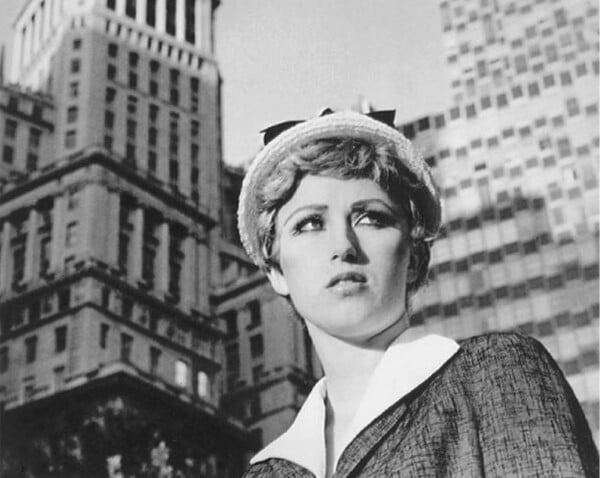 Η Cindy Sherman φωτογραφίζει τον εαυτό της.