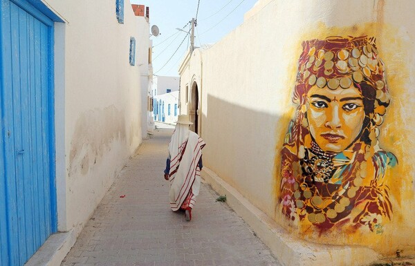  H street-art μεταμορφώνει ένα έρημο χωριό