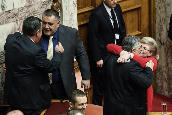 7 στιγμιότυπα από την χθεσινή αδιέξοδη ψηφοφορία