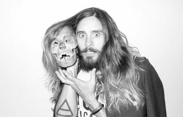 Ο Jared Leto έγινε 43 και ποζάρει για τον Τerry Richardson σαν ροκ Άγιος Βασίλης