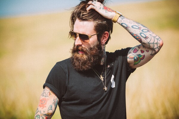 @rickifuckinhall: Ένας ροκ σταρ της μόδας γεμάτος τατουάζ και γένια 