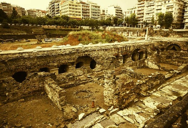 Μια ολόκληρη μέρα (στην Πλατεία Δικαστηρίων)