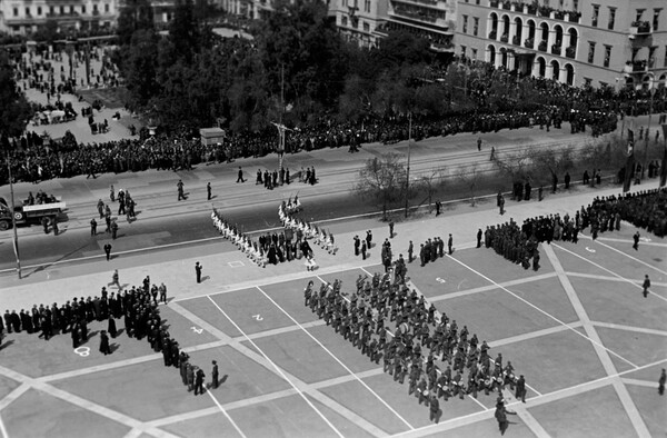 H πρώτη παρέλαση μετά την απελευθέρωση στην Αθήνα της 25ης Μαρτίου 1945