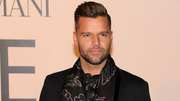 O Ricky Martin "πέθανε" σε ένα αλλόκοτο βίντεο, αλλά λίγο μετά απάντησε μέσω instagram