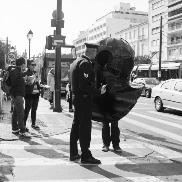 Με ένα σκάφανδρο στους δρόμους της Αθήνας