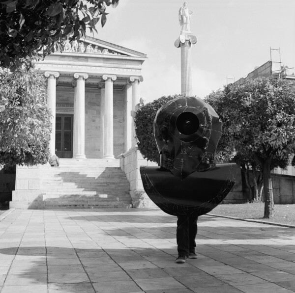 Με ένα σκάφανδρο στους δρόμους της Αθήνας