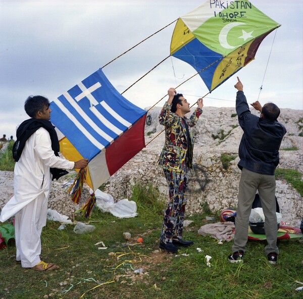 Ο Αργύρης Ξάφης πετάει τον αετό της ελληνο-πακιστανικής φιλίας.