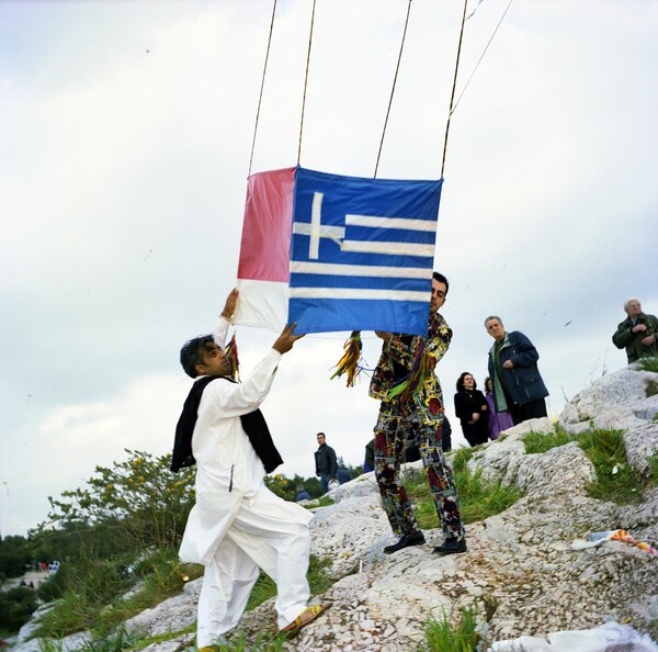 Ο Αργύρης Ξάφης πετάει τον αετό της ελληνο-πακιστανικής φιλίας.