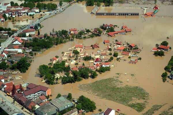 24 στιγμές πανικού και κινδύνου από τις πλημμύρες της Σερβίας