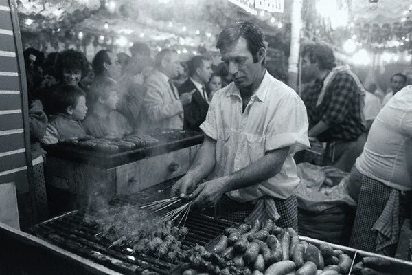 Βράδυ Τσικνοπέμπτης: Σαν πανηγύρι χωριού στο κέντρο της Αθήνας