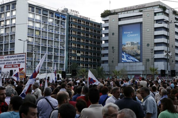 10 αποψινές φωτογραφίες απ' τη συγκέντρωση στο Σύνταγμα 