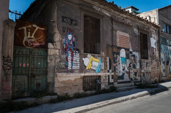 Ο Αθηναίος street artist που συνεργάστηκε με τους Arctic Monkeys βάφει με τους φίλους του την πόλη