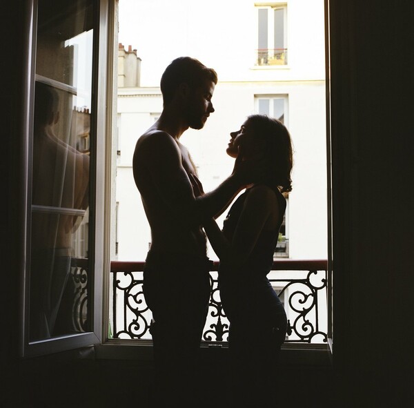 Μια 25χρονη Γαλλίδα φωτογραφίζει την αγάπη στις αγκαλιές των εραστών