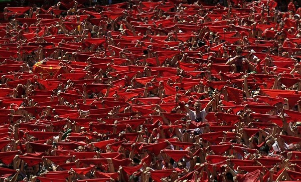 Ταύροι εναντίον ανθρώπων στους δρόμους της Παμπλόνα 