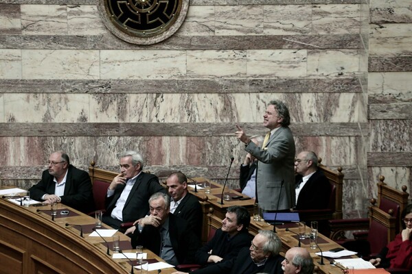 23 φωτογραφίες απ' την θυελλώδη νύχτα στη Βουλή