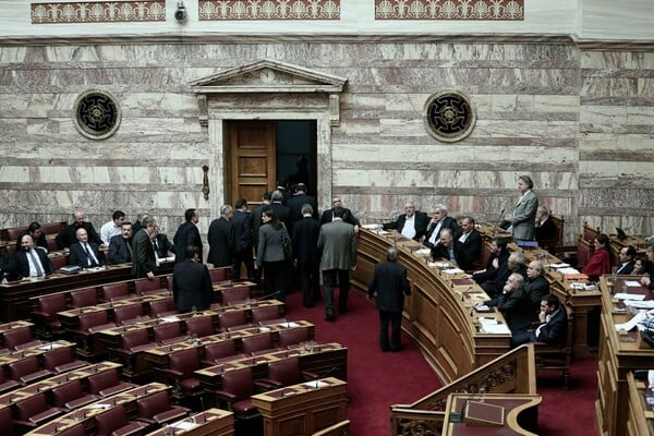 23 φωτογραφίες απ' την θυελλώδη νύχτα στη Βουλή