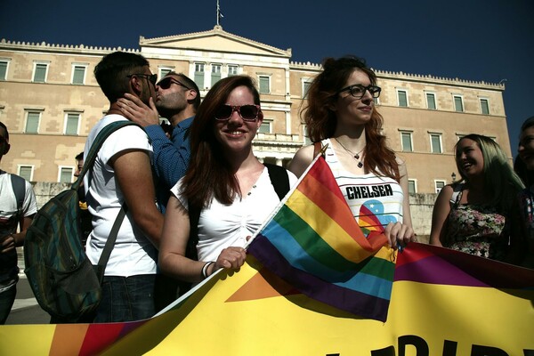 Ζευγάρια κάθε είδους φιλιούνται μπροστά στην Βουλή (video+photos)