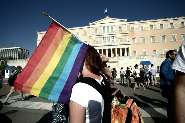 Ζευγάρια κάθε είδους φιλιούνται μπροστά στην Βουλή (video+photos)