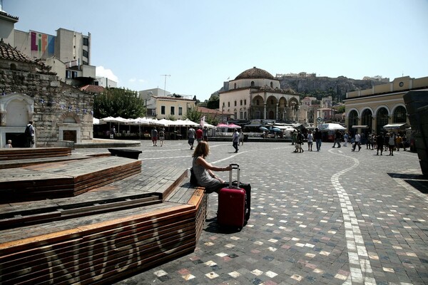 9 φωτογραφίες απ' την άδεια Αθήνα του Σαββατοκύριακου