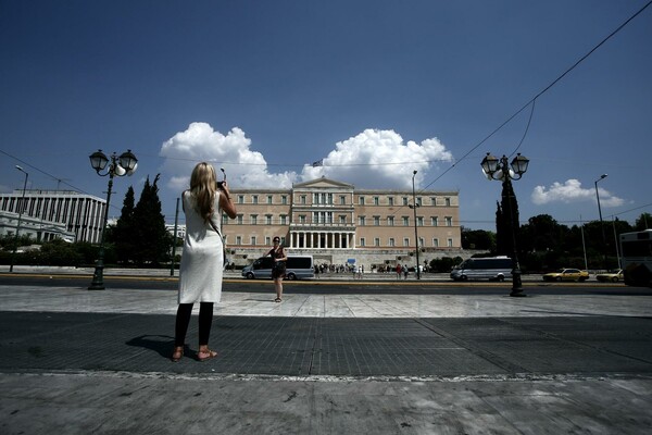 9 φωτογραφίες απ' την άδεια Αθήνα του Σαββατοκύριακου