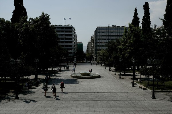 9 φωτογραφίες απ' την άδεια Αθήνα του Σαββατοκύριακου