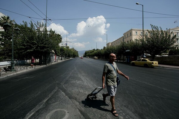 9 φωτογραφίες απ' την άδεια Αθήνα του Σαββατοκύριακου