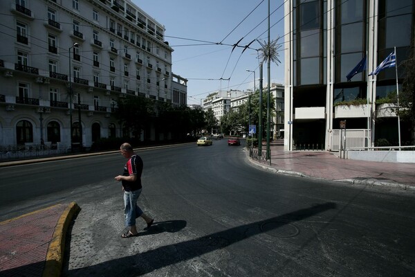 9 φωτογραφίες απ' την άδεια Αθήνα του Σαββατοκύριακου