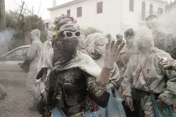 25 φωτογραφίες από τα Αλευρομουτζουρώματα στο Γαλαξίδι