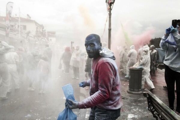 25 φωτογραφίες από τα Αλευρομουτζουρώματα στο Γαλαξίδι