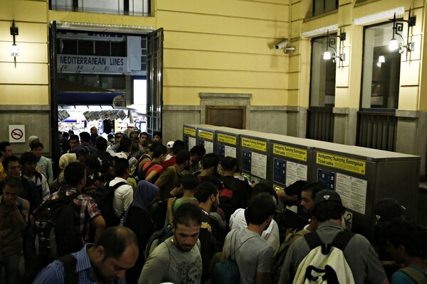 Η έλευση των προσφύγων απ' την Κω στην Αθήνα, μέσα από 19 φωτογραφίες