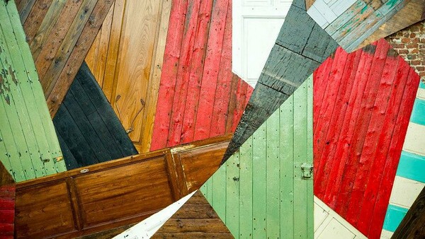 Τεράστια murals φτιαγμένα από παλιές ξύλινες πόρτες