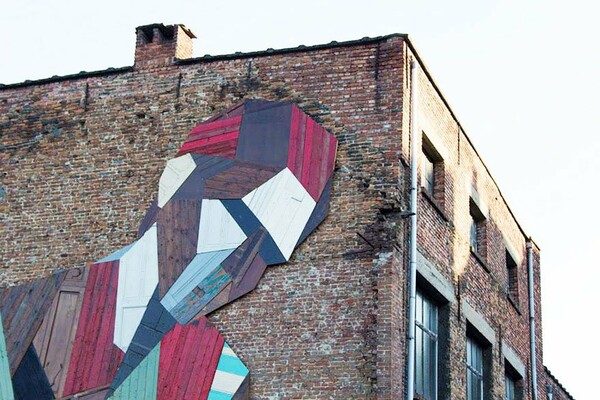 Τεράστια murals φτιαγμένα από παλιές ξύλινες πόρτες