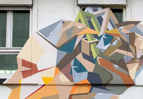 Τεράστια murals φτιαγμένα από παλιές ξύλινες πόρτες