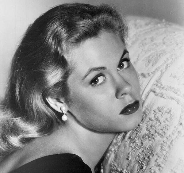 Tο 1995 πεθαίνει στο Beverly Hills η Elizabeth Montgomery