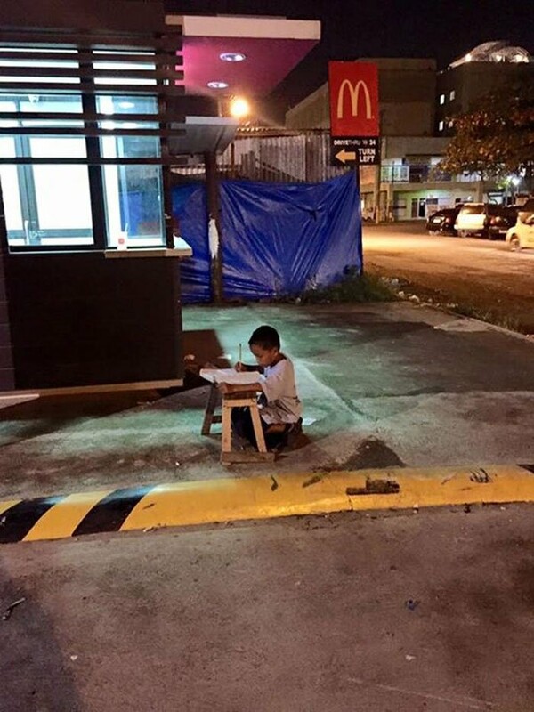 Άστεγο αγόρι διαβάζει με το φως των McDonald’s