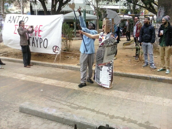 Μια αναπάντεχη performance στα Εξάρχεια