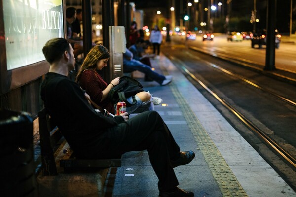 Κρυφακούγοντας τους ξενύχτηδες στα after hours δρομολόγια της Αθήνας