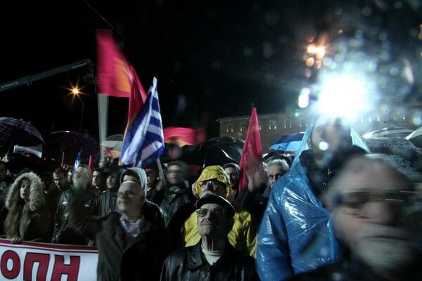 18 φωτογραφίες απ' την αντικυβερνητική συγκέντρωση του ΚΚΕ στο Σύνταγμα