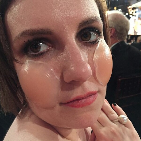 To #Freethenipple της Lena Dunham από την προετοιμασία για τις Χρυσές Σφαίρες