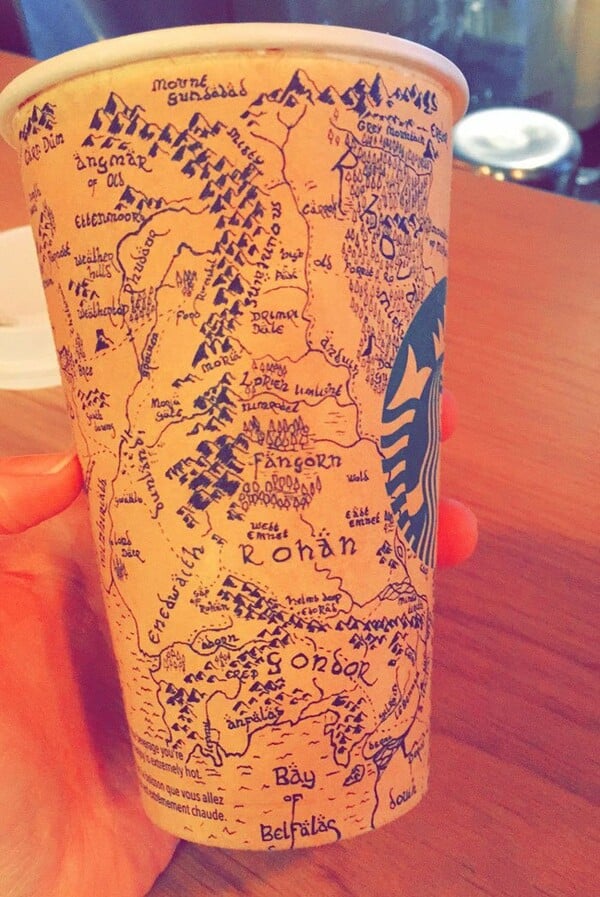 Η Μέση Γη πάνω σε ένα ποτήρι των Starbucks