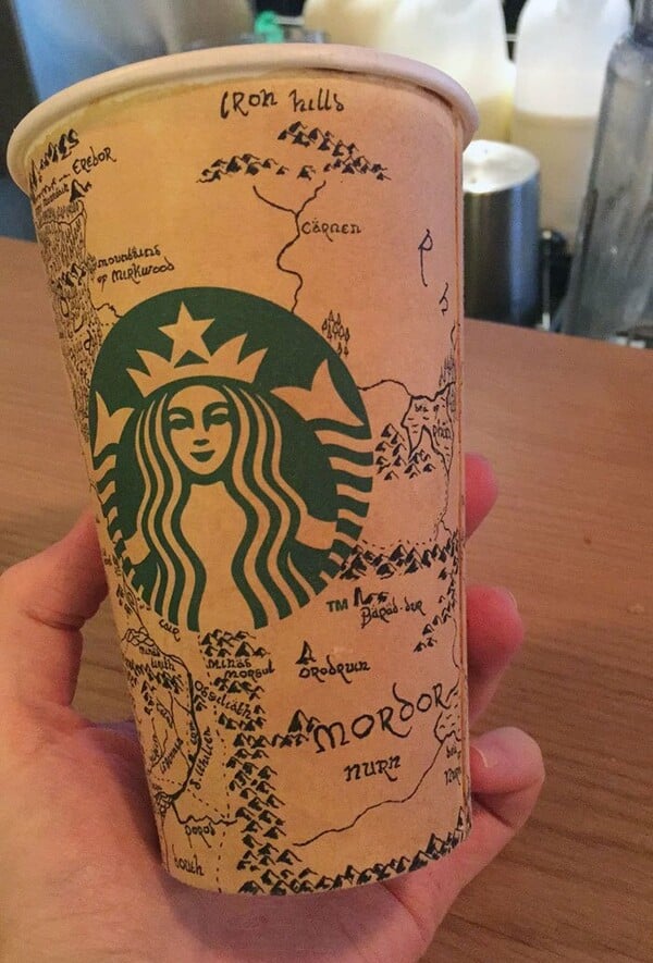 Η Μέση Γη πάνω σε ένα ποτήρι των Starbucks