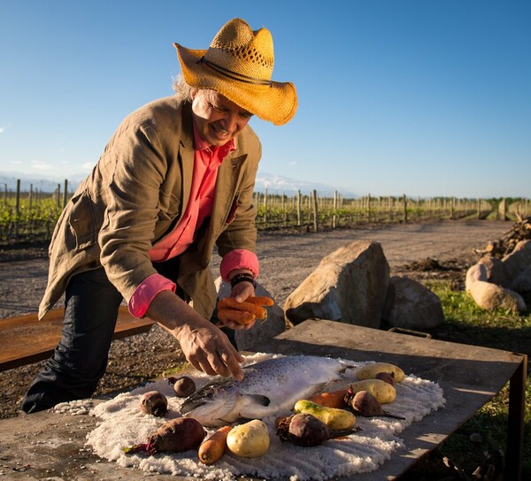 Francis Mallmann:«Πολυτέλεια μπορεί να είναι μια πατάτα και ένα κρεμμύδι»