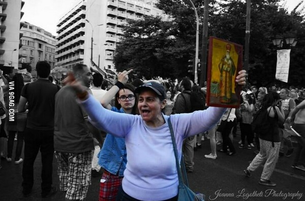 Κάνοντας photobombing στην κυρία Λουκά, στο Pride