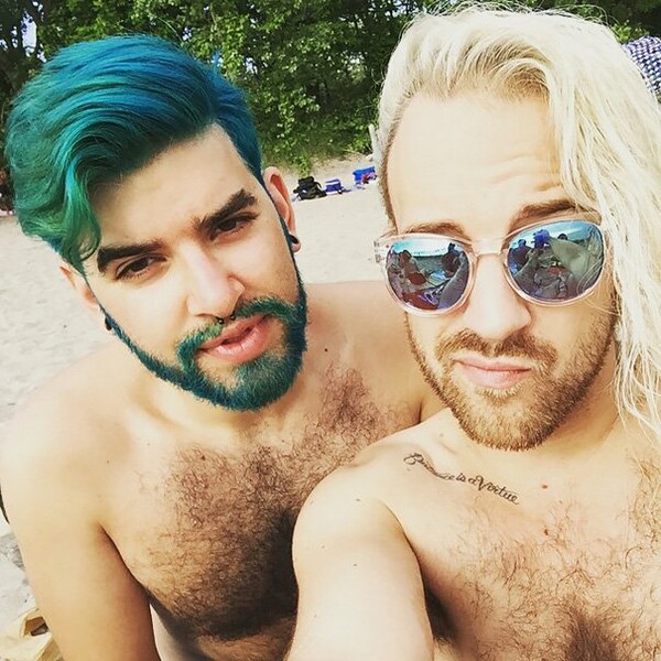 Αγόρια ‘γοργόνοι’ με πολύχρωμα μαλλιά και μούσια