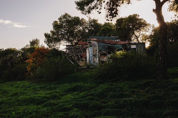 Οι κρυμμένες Παράγκες της Βουλιαγμένης