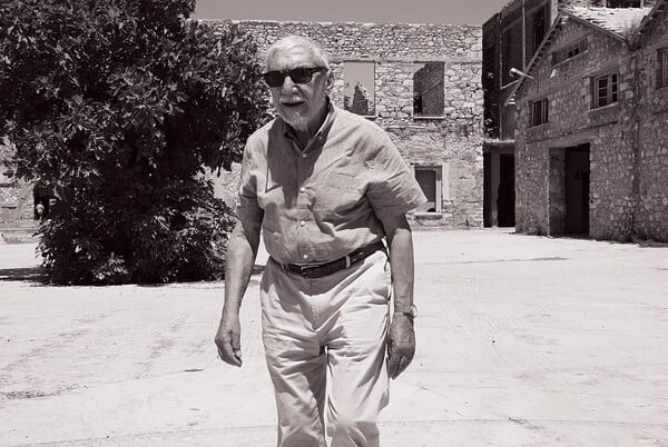 Τα νέον όνειρα του Στίβεν Αντωνάκος (1926-2013)