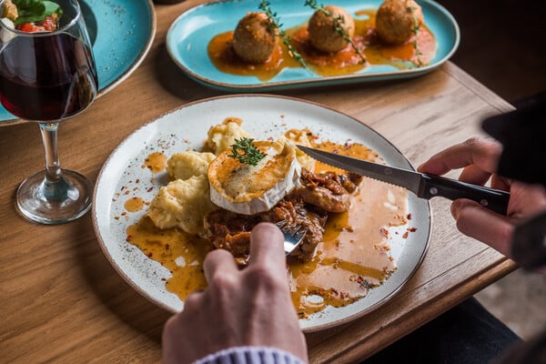 Η νέα trattoria Canarino ενώνει δημιουργικά την ιταλική με την ελληνική κουζίνα