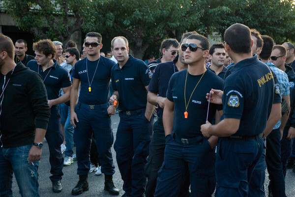 "Στην Αστυνομία, είμαστε μιά γροθιά !" (σύνθημα).