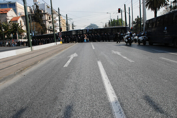 Αχός βαρύς ακούγεται, πολλά ντουφέκια πέφτουν...